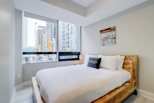 2 bedrooms, desk, iron/ironing board, travel cot - Stylish 2BR Apt w/ Cinema, GYM, & Skyline Views! (Ottawa)