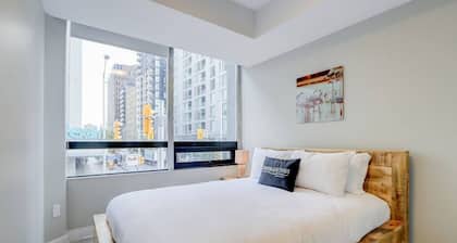 Stylish 2BR Apt w/ Cinema, GYM, & Skyline Views!