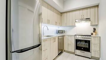 Refrigerador, microondas, horno y parrilla de estufa