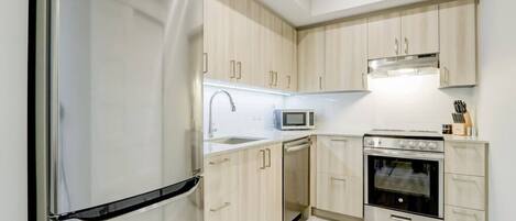 Refrigerador, microondas, horno, placa de cocina