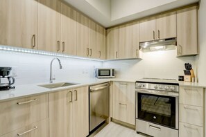 Kylskåp, mikrovågsugn, ugn och spishäll