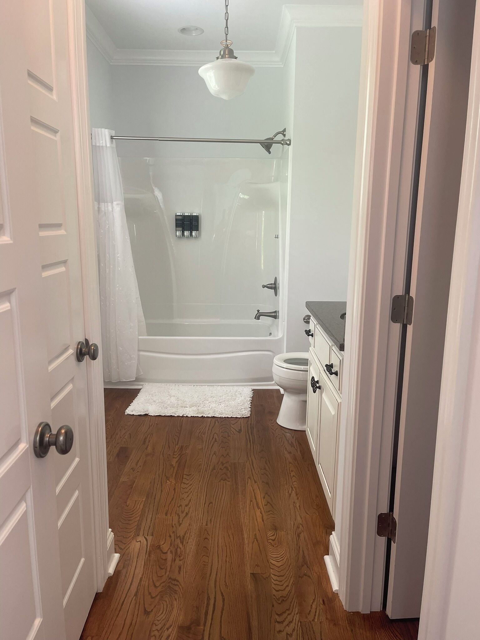 Un bagno con doccia, WC e lavandino.