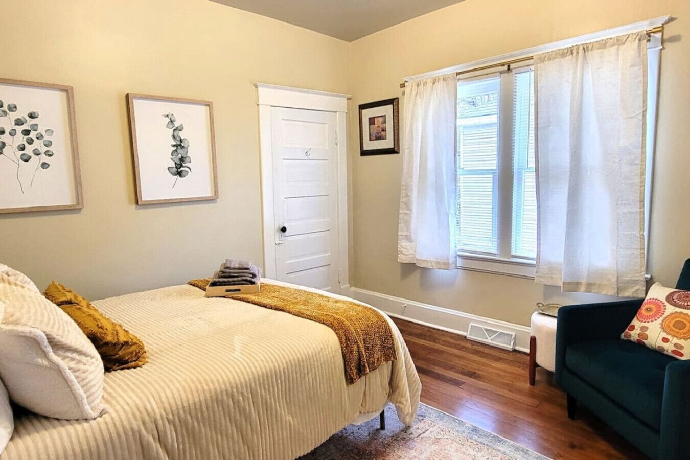 2 bedrooms, desk, iron/ironing board, travel cot