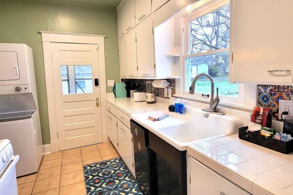 Fridge, microwave, oven, stovetop - Fully Fenced Yard, Dogs Welcome, Near MSU and Cox South (Springfield)