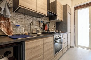 冰箱、微波炉、烤箱、炉灶