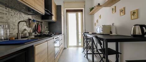 冰箱、微波炉、烤箱、炉灶