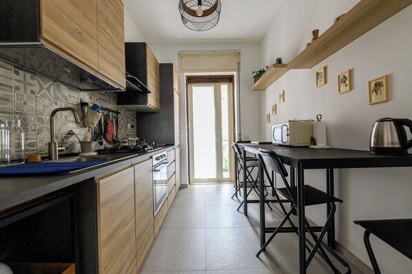 冰箱、微波炉、烤箱、炉灶