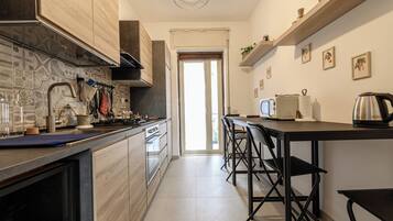 Frigorifero, microonde, forno, piano cottura