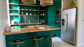 Réfrigérateur, micro-ondes, four, plaque de cuisson