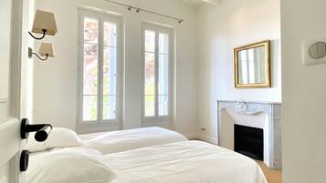 4 slaapkamers, een bureau, een strijkplank/strijkijzer, gratis wifi