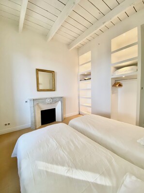 4 bedrooms, desk, iron/ironing board, free WiFi