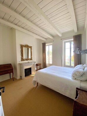 4 bedrooms, desk, iron/ironing board, free WiFi - En 1ère Ligne de la Plage de Sable fin des Sablettes ! Accès Direct et Privé ! (La Seyne-sur-Mer)