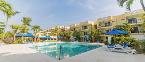 Departamento, 2 habitaciones, balcón, vista al jardín | Alberca | Alberca al aire libre