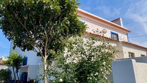 A white building with a red-tiled roof and blue window frames. - 5 Bed Country Villa with Large Heated Pool near Óbidos (A dos Ruivos)