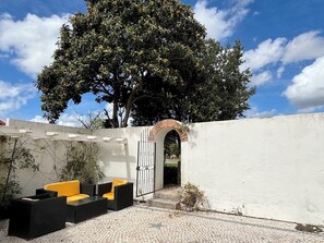 Terrace/patio - 5 Bed Country Villa with Large Heated Pool near Óbidos (A dos Ruivos)