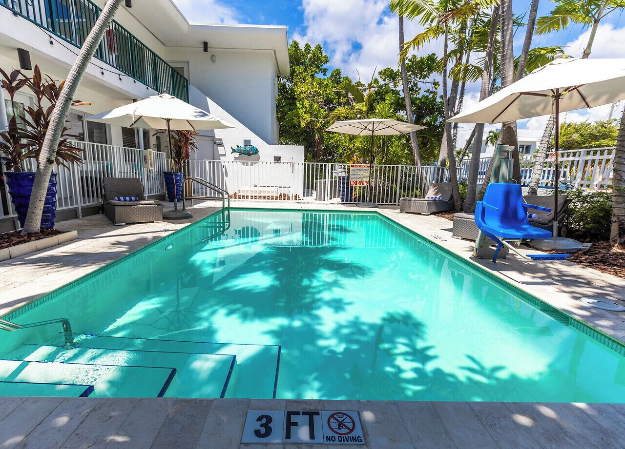 Walk to North Beach Oceanside Park, 2 Comfortable Units, Pool, Full Kitchen