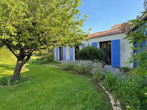 Maison de Plein Pied, Dans un Jardin Arboré, au Calme, en Plein Centre-ville
