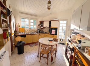 Fridge, microwave, oven, stovetop - Family home in South Vendée, between land and sea, in a quiet, wooded garden. (Luçon)