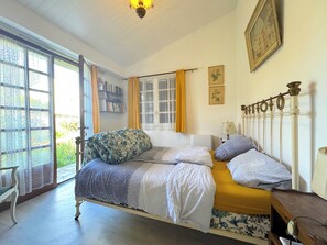 4 bedrooms, iron/ironing board, WiFi, bed sheets - Family home in South Vendée, between land and sea, in a quiet, wooded garden. (Luçon)