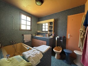 Douche, séchoir à cheveux, bidet, serviettes fournies
