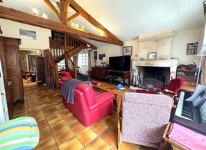 Smart TV, fireplace, DVD player, books - Family home in South Vendée, between land and sea, in a quiet, wooded garden. (Luçon)