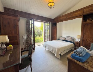4 bedrooms, iron/ironing board, WiFi, bed sheets - Family home in South Vendée, between land and sea, in a quiet, wooded garden. (Luçon)