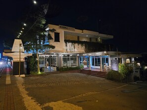 免費自助停車、免費代客停車