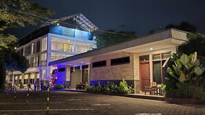 A hotel with a modern design, featuring a spacious entrance area with a paved walkway and a covered seating area. - Kusma Hotel Bandungan Semarang (Bandungan)