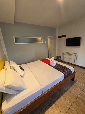 Deluxe Double Room | Desk, laptop workspace, free WiFi