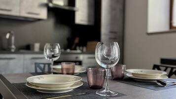Réfrigérateur, four, plaque de cuisson, cafetière/bouilloire