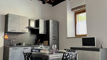 Réfrigérateur, four, plaque de cuisson, cafetiÚre/bouilloire