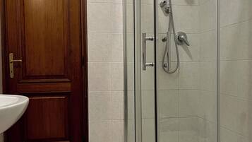 Doccia, asciugacapelli, bidet, asciugamani