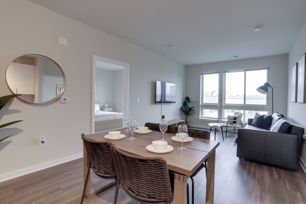 Comfort Apartment, 2 Bedrooms, Non Smoking | Living area | 40-inch Smart TV with cable channels - Comfortable Apartment in Alexandria (Alexandria)