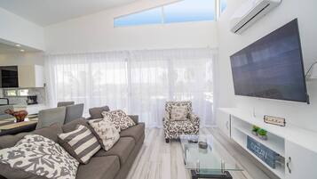 Apartment, 2 Bedrooms, Private Pool, Garden View | Living area
