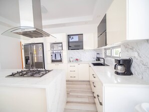 Apartment, 2 Bedrooms, Private Pool, Garden View | Dapur peribadi