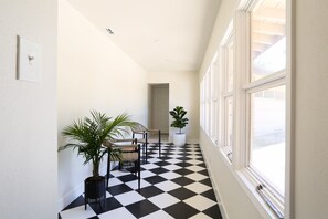 المنشأة من الداخل