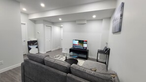 Smart TV, video games, books, music library - Brand New Cozy Luxury Suite with Modern Amenities and Prime Location (Calgary)