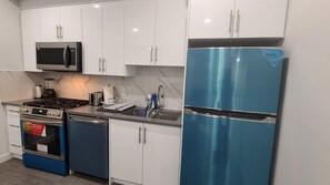 Kjøleskap, mikrobølgeovn, ovn og kokeplater