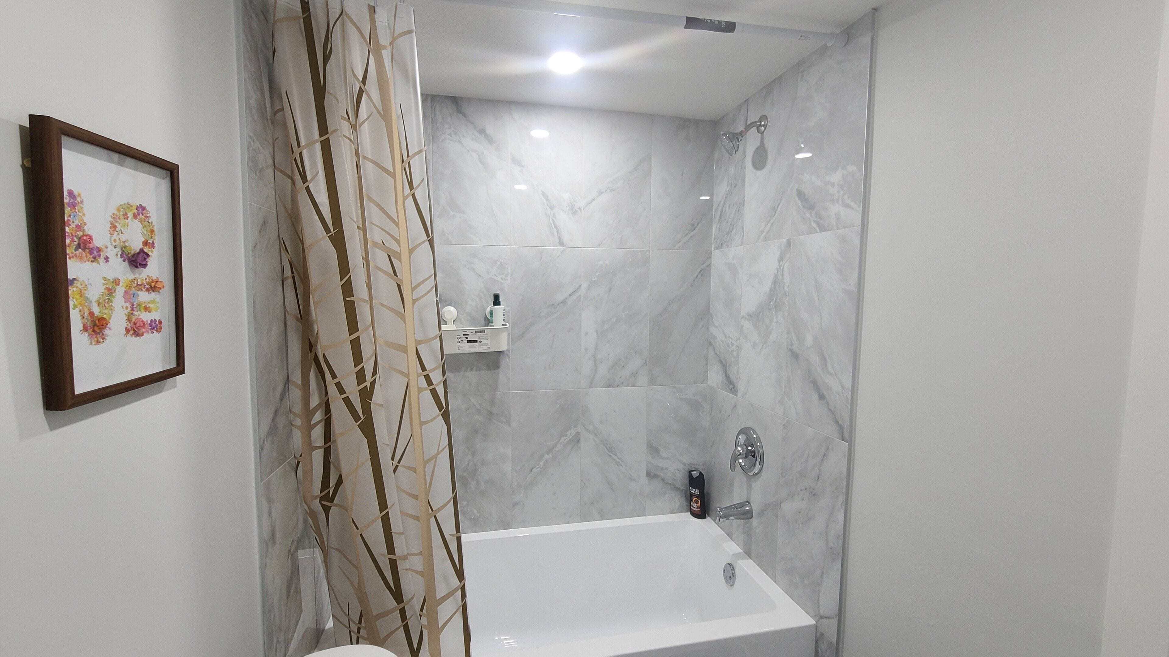 Dusche, Haartrockner, Handtücher, Seife