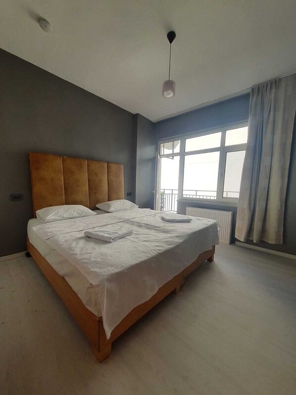 Habitación doble, balcón, vista a la ciudad | Tabla de planchar con plancha y wifi gratis