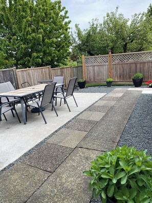 Outdoor dining - Comfy and clean garden suite. Close to Discovery Pier, Museum, and Hospital. (Campbell River)