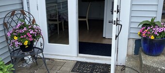 Comfy and clean garden suite. Close to Discovery Pier, Museum, and Hospital.