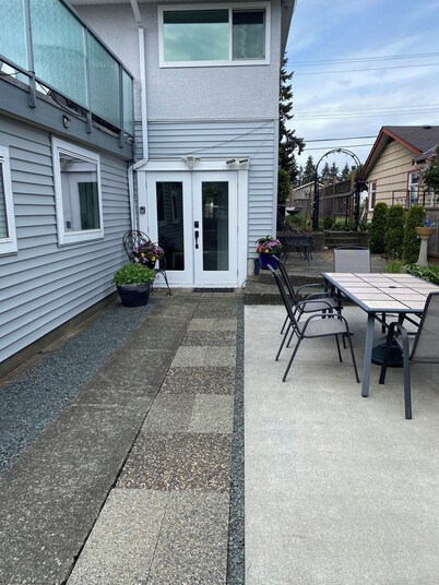 Comfy and clean garden suite. Close to Discovery Pier, Museum, and Hospital.