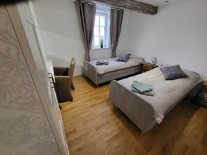 3 bedrooms, desk, iron/ironing board, free WiFi