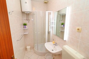 Apartment (Seafront Apartments Anthony - One Bed) | Bathroom
