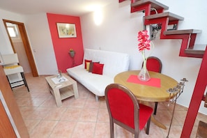 Departamento (One Bedroom Apartment with City View) | Sala de estar | Televisión de pantalla plana de 32 pulgadas con canales vía satélite 
