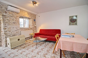 Departamento (One Bedroom Apartment with Terrace) | Sala de estar | Televisión de pantalla plana de 32 pulgadas con canales vía satélite 