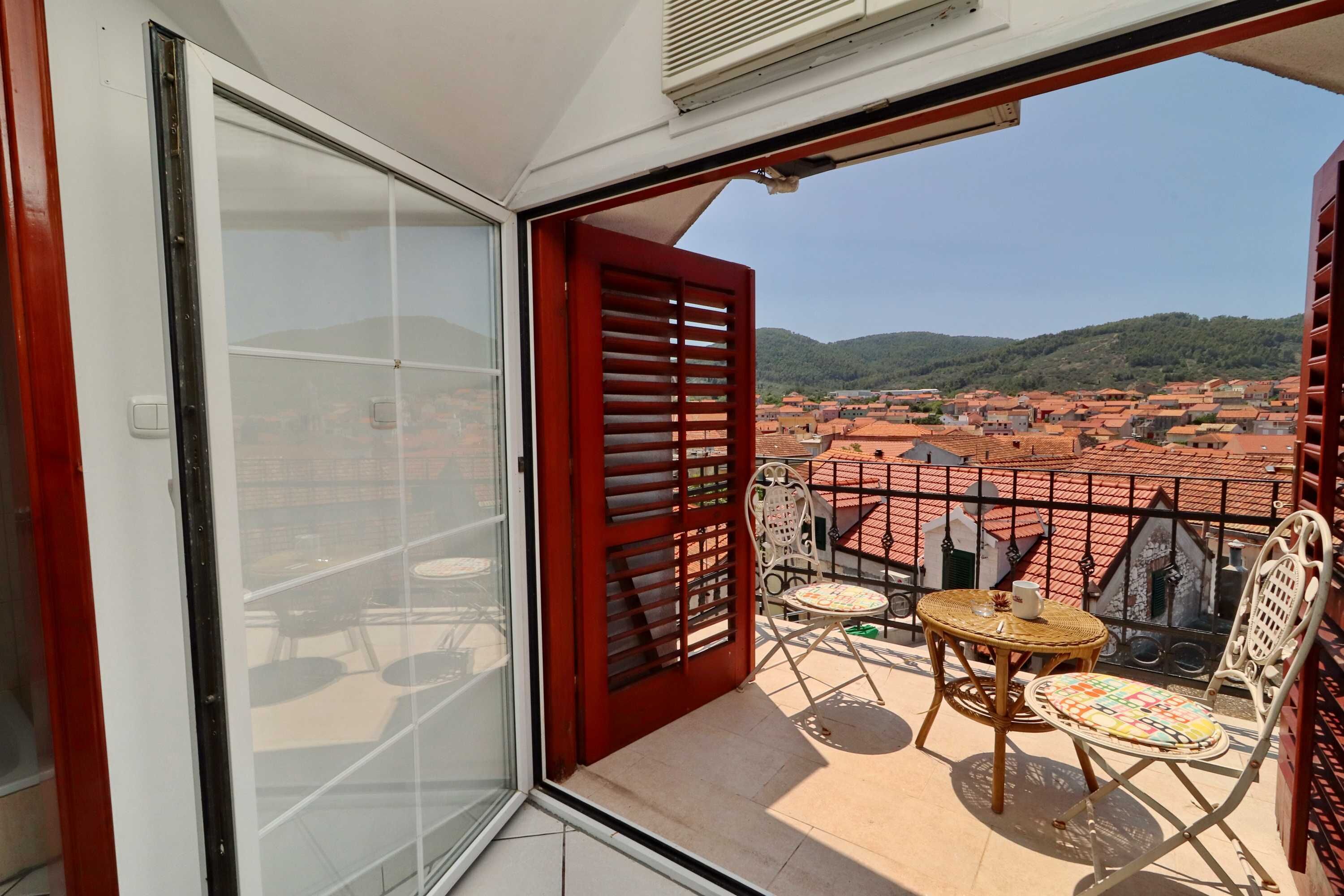 إستديو (Studio Apartment with Balcony and Sea) | غرفة المعيشة | تلفزيون بشاشة مسطحة بحجم 32-بوصة يعرض قنوات فضائية