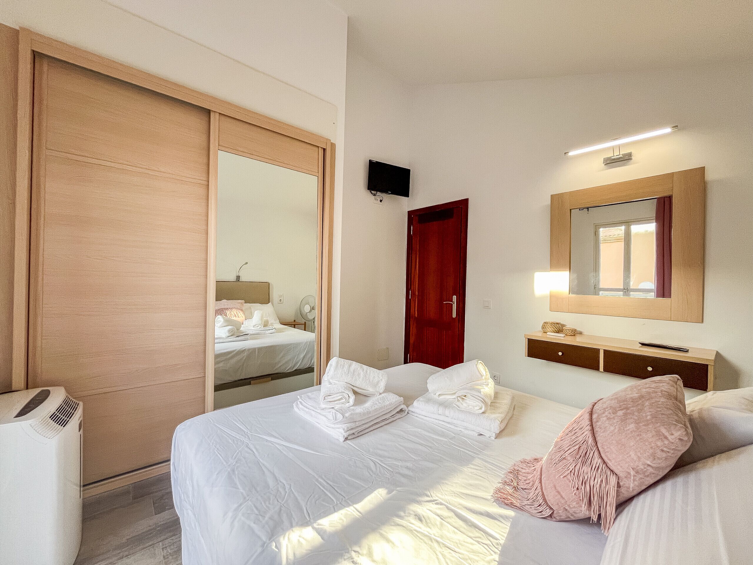 Een strijkplank/strijkijzer, reisbedje, gratis wifi, beddengoed