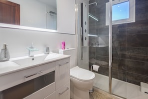 Een douche, een haardroger, handdoeken